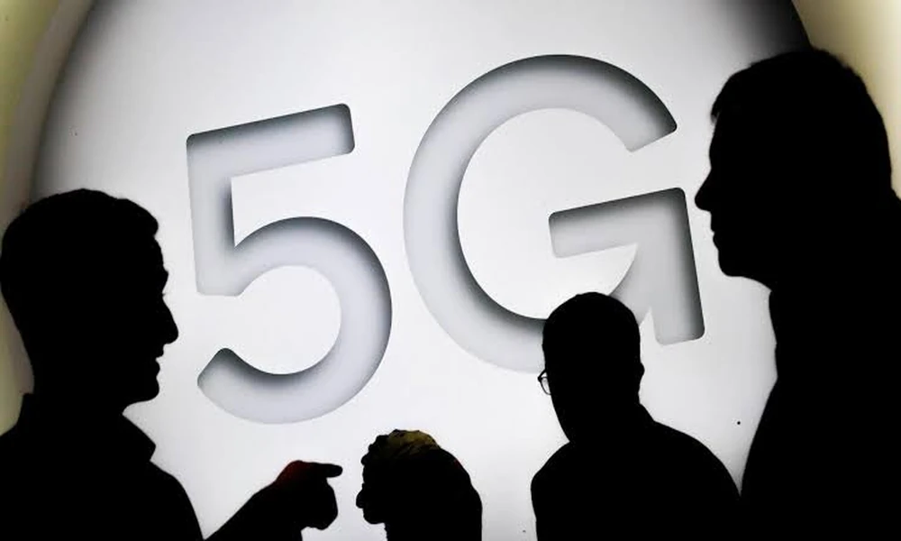 Postpaid Phone Plans with Free 5G Phone: Are They Worth It?